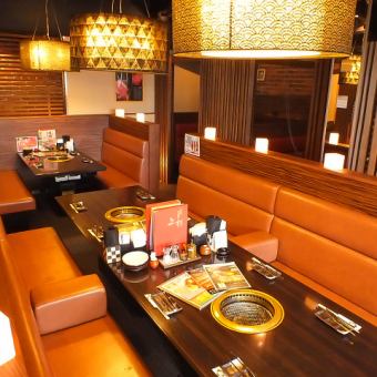 Normally, it is divided into seats for 4 to 6 people, but if you remove it, you can have a banquet for up to 24 people.Please contact us when making a charter reservation.