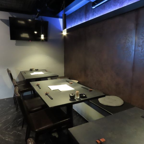 【デートや記念日にピッタリ】店内は落ち着いた雰囲気が漂い、ゆったりと過ごせる大人の空間となっています。デートはもちろん、友人との食事や大切な記念日にもふさわしい、居酒屋らしさを感じさせないシックな佇まい。