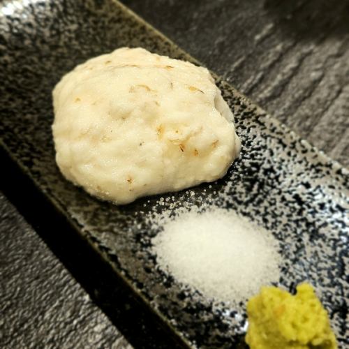 お通しには当店自慢の<自然薯>をご提供しております!