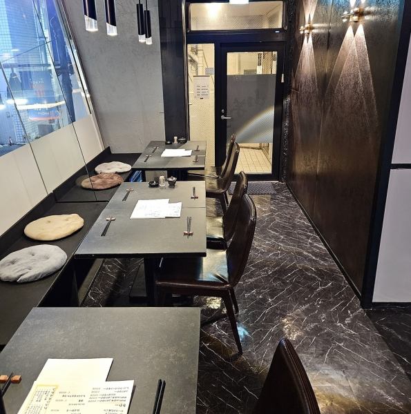 【宴会でのご利用も◎】2階に佇む店舗ならではの隠れ家風の落ち着いた空間で、ゆったりとお過ごしいただけます。2名様から12名様までの少人数宴会はもちろん、最大約25名様までの大規模なご宴会も大歓迎。