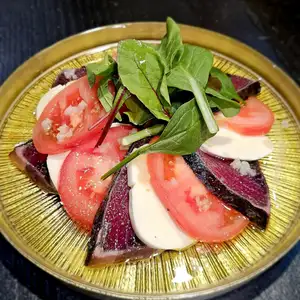 鰹とトマトのにんにくカプレーゼ
