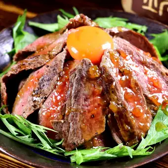 【平日時間無制限/金土祝前日2時間制】堪能せよ♪牛ステーキ丼付き70種食べ飲み放題5000円