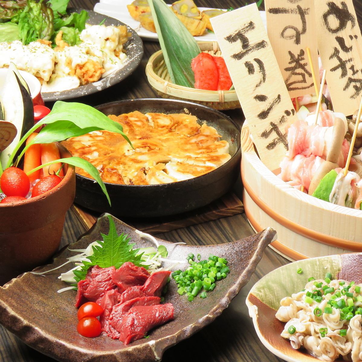 串焼きや新鮮な馬刺し、もつ鍋等の九州名物盛り沢山！