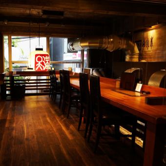 [2F] Counter seats that are easy to use for dates ♪ Overlooking the 1st floor ☆