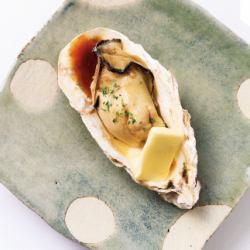 Shelled oysters grilled with butter and soy sauce