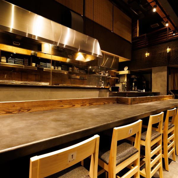 【カウンター席】さく飲みや、デートにおすすめのカウンター席♪お一人様でも気軽に来店いただけるそんなアットホームな空間です☆2階から1階や調理風景を見渡すことができるので解放感も抜群！