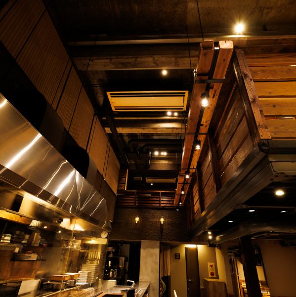 くつろぎの空間を演出いたしました。寛げる店内で今宵は美食と美酒に酔いしれてください。駅前の好立地で便利です！