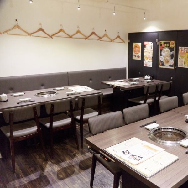 The interior is based on white, creating a modern contemporary space that makes you wonder, "Is it really a yakiniku restaurant?"! In the vibrant shop, there is also a spacious table floor that groups can use ♪ We will be happy to support the banquet at ☆ Also, since smokeless roasters are used for all tables, it is a nice space for female customers ♪