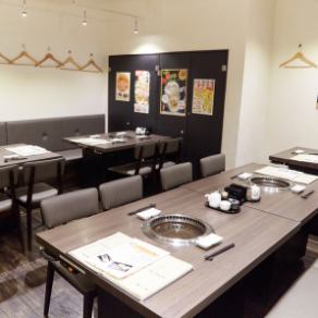 基于白色的室内装饰创造了一个现代化的现代空间，似乎是“一个真正的yakiniku餐厅！？”热闹的商店在宽敞的桌子上准备好，也可以为团体准备在大量的宴会期间将得到衷心的支持☆此外，由于我们在所有桌子上使用无烟烘焙器，它也是女性顾客的空间！