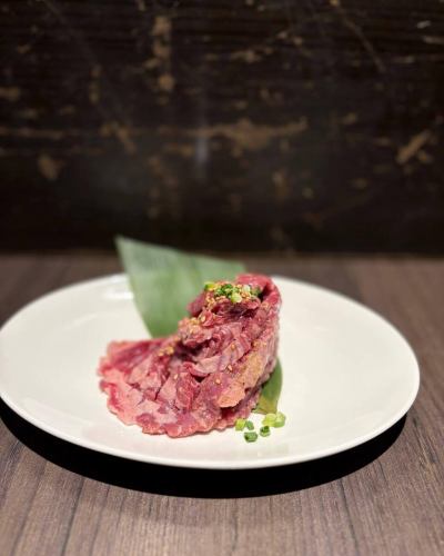 まさに「肉のドレス」👗✨
李苑自慢の"あみあみカットハラミ"はいかがでしょうか？？
そのままでも柔らかいハラミに、切り込みを入れることによって更に柔らかくよりジューシーな仕上がりとなっております！！

It's truly "dressed meat" 👗✨
How about Riyuan's proud "Amiami Cut Skirt Steak"? ?
The skirt steak is already tender, but by cutting into it, it becomes even more tender and juicy!!

바로 "고기 드레스"👗✨
이원 자랑의 "아미아미 컷 하라미"는 어떻습니까?
그대로도 부드러운 하라미에 노치를 넣는 것으로 더욱 부드럽고 육즙 마무리가되고 있습니다!

真是“肉装”👗✨
来点日源引以为豪的“阿米亚米切牛腩排”怎么样？ ？
牛腩排本来就很嫩，切开之后，肉质更加鲜嫩多汁！ ！

【おすすめメニュー】 
・☆1番人気☆国産牛カルビ　1,078円（税込）
当店自慢の特選牛の旨さが味わえます！

・李苑自慢の和牛が楽しめるコース　4,400円～
A5ランクの宮崎牛や短角牛が楽しめます！

・飲み放題　2時間2,200円(税込)！
生ビールと生マッコリ含む全37種類🍺✨昼のみでの相性も抜群！

詳細やご予約は下の【予約】リンクから👇

🏮【焼肉酒家 李苑 新宿店】 
住所：東京都新宿区新宿５丁目１８−１６ shinjuju-five B1F
アクセス：東京メトロ「新宿三丁目駅」E1出口 徒歩1分 
営業時間： 
ランチ：月～土 11:30～14:00（L.O.13:45） 
ディナー：月～金 17:00～23:00（L.O.22:30） 
  土日祝 17:00～23:00（L.O.22:30） 
定休日：年末年始 

🏮【Yakiniku Shukke Li En Shinjuku Branch 】
Address: shinju-five B1F, 5-18-16 Shinjuku, Shinjuku-ku, Tokyo
Access: 1 minute walk from Exit E1 of Shinjuku 3-chome Station on the Tokyo Metro Line 
Business hours: 
Lunch: Monday - Saturday 11:30 - 14:00 (L.O. 13:45) 
Dinner: Monday - Friday 17:00 - 23:00 (L.O.22:30) 
  Saturday, Sunday and holidays: 17:00-23:00 (L.O.O. 22:30) 
Closed: Year-end and New Year holidays
