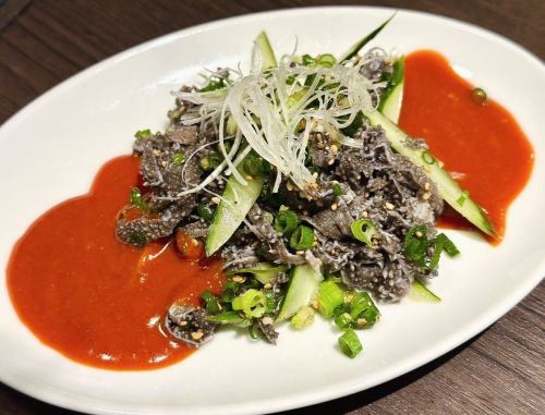 手間暇かけて仕込んだセンマイ。
これまた自家製の酢味噌につけて召し上がれ！！！

Omasumaki is painstakingly prepared.
Enjoy it with homemade vinegared miso!!!

수고가 걸려 썼던 센마이.
이것 또한 수제 식초에 넣어 드세요!

牛胃的制作过程非常用心和用心。
还可以搭配我们自制的醋和味噌酱一起享用！ ！ ！

【おすすめメニュー】 
・☆1番人気☆国産牛カルビ　1,078円（税込）
当店自慢の特選牛の旨さが味わえます！

・李苑自慢の和牛が楽しめるコース　4,400円～
A5ランクの宮崎牛や短角牛が楽しめます！

・飲み放題　2時間2,200円(税込)！
生ビールと生マッコリ含む全37種類🍺✨昼のみでの相性も抜群！

詳細やご予約は下の【予約】リンクから👇

🏮【焼肉酒家 李苑 新宿店】 
住所：東京都新宿区新宿５丁目１８−１６ shinjuju-five B1F
アクセス：東京メトロ「新宿三丁目駅」E1出口 徒歩1分 
営業時間： 
ランチ：月～土 11:30～14:00（L.O.13:45） 
ディナー：月～金 17:00～23:00（L.O.22:30） 
  土日祝 17:00～23:00（L.O.22:30） 
定休日：年末年始 

🏮【Yakiniku Shukke Li En Shinjuku Branch 】
Address: shinju-five B1F, 5-18-16 Shinjuku, Shinjuku-ku, Tokyo
Access: 1 minute walk from Exit E1 of Shinjuku 3-chome Station on the Tokyo Metro Line 
Business hours: 
Lunch: Monday - Saturday 11:30 - 14:00 (L.O. 13:45) 
Dinner: Monday - Friday 17:00 - 23:00 (L.O.22:30) 
  Saturday, Sunday and holidays: 17:00-23:00 (L.O.O. 22:30) 
Closed: Year-end and New Year holidays