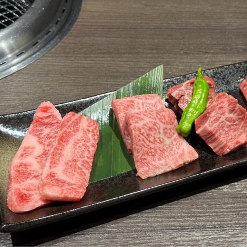 新宿三丁目駅から徒歩１分！【焼肉酒家 李苑 新宿店】で贅沢ランチはいかがですか？🐄🍚

当店では国産黒毛和牛を堪能していただけるお得なランチをご用意しております！
ランチタイムは、ライス・スープ・キムチの食べ放題があるため、ボリューム満点✨
個室も完備しておりますので、プライベート空間でのデートや友人との集まりにも最適です◎
お酒も多数ご用意しておりますので、昼のみや夜のちょい飲みにもおすすめです🍖🍻

Shinjuku 3-chome (1 min walk): Yakiniku sakaya rien offers luxurious Wagyu lunch sets with all-you-can-eat rice, soup & kimchi. Private rooms available, ideal for dates/groups. Also great for dinner & drinks.

신주쿠 3초메역에서 1분 거리, 프라이빗 룸에서 최고급 와규를 즐길 수 있는 이엔(李苑) 고기집입니다.
데이트나 기념일, 조용한 저녁 식사에 딱 맞는 분위기! 점심과 저녁 모두 운영 중입니다.

李苑是一家位于新宿三丁目车站旁的人气日式烤肉店，提供高品质黑毛和牛与舒适的包间服务。
无论是约会、纪念日晚餐还是朋友聚会，都是绝佳选择。中午和晚上都可用餐。

【おすすめメニュー】 
・☆1番人気☆国産牛カルビ　1,078円（税込）
当店自慢の特選牛の旨さが味わえます！

・李苑自慢の和牛が楽しめるコース　4,400円～
A5ランクの宮崎牛や短角牛が楽しめます！

・飲み放題　2時間2,200円(税込)！
生ビールと生マッコリ含む全37種類🍺✨昼のみでの相性も抜群！

詳細やご予約は下の【予約】リンクから👇

🏮【焼肉酒家 李苑 新宿店】 
住所：東京都新宿区新宿５丁目１８−１６ shinjuju-five B1F
アクセス：東京メトロ「新宿三丁目駅」E1出口 徒歩1分 
営業時間： 
ランチ：月～土 11:30～14:00（L.O.13:45） 
ディナー：月～金 17:00～23:00（L.O.22:30） 
  土日祝 17:00～23:00（L.O.22:30） 
定休日：年末年始 

🏮【Yakiniku Shukke Li En Shinjuku Branch 】
Address: shinju-five B1F, 5-18-16 Shinjuku, Shinjuku-ku, Tokyo
Access: 1 minute walk from Exit E1 of Shinjuku 3-chome Station on the Tokyo Metro Line 
Business hours: 
Lunch: Monday - Saturday 11:30 - 14:00 (L.O. 13:45) 
Dinner: Monday - Friday 17:00 - 23:00 (L.O.22:30) 
  Saturday, Sunday and holidays: 17:00-23:00 (L.O.22:30) 
Closed: Year-end and New Year holidays