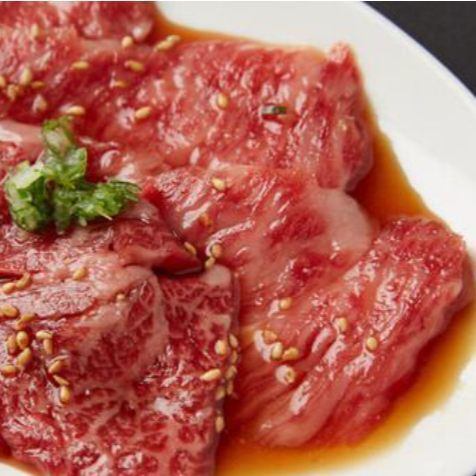 【希少な和牛「短角牛」を味わえる、新宿の焼肉店🥩】

「焼肉酒家 李苑 新宿店」では、希少な和牛｢短角牛｣を使用した特選カルビをご提供✨
一頭買いだからこそ実現するお手頃価格で、極上の味を心ゆくまでお楽しみいただけます。
肉の旨みがギュッと詰まった一皿は、思わずうなる美味しさ。
初めての方もリピーターの方も、まずはこの一皿からどうぞ！
Enjoy premium Tankaku beef at Yakiniku Sakaya Lee-en Shinjuku!  Our special Kalbi, made from rare wagyu and offered at great value thanks to whole-cow purchasing, is a must-try!

【おすすめメニュー紹介】

・当店の人気No.1は「国産牛カルビ」！特選牛ならではの旨みが楽しめます！ 
・A5ランクの宮崎牛や短角牛が味わえる「和牛コース」は、接待や特別な日にもおすすめ。 
・「2時間飲み放題」は、生ビールや生マッコリを含む全37種をご用意。

詳細やご予約は下の【予約】リンクから👇

🏮【焼肉酒家 李苑 新宿店】 
住所：東京都新宿区新宿５丁目１８−１６ shinjuju-five B1F
アクセス：東京メトロ「新宿三丁目駅」E1出口 徒歩1分 
営業時間： 
ランチ：月～土 11:30～14:00（L.O.13:45） 
ディナー：月～金 17:00～23:00（L.O.22:30） 
  土日祝 17:00～23:00（L.O.22:30） 
定休日：年末年始
