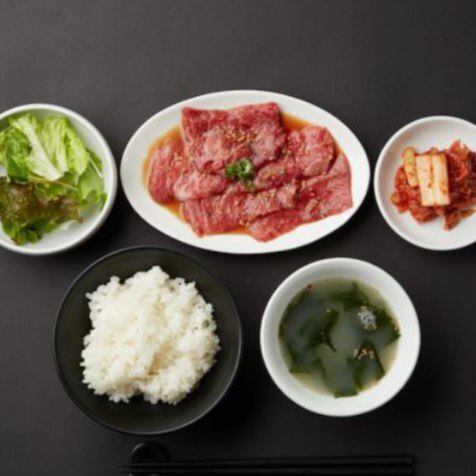 【ランチでお腹も心も満たされる焼肉定食🥩🍚】 

新宿でランチをお探しなら『焼肉酒家 李苑 新宿店』の定食がおすすめです。 
ご飯・スープ・キムチ（食べ放題）・サラダが付いたボリューム満点の内容で、コスパも満足度もばっちりです。
当店自慢の特選宮崎牛カルビをはじめとした多彩なランチメニューをご用意してお待ちしております。 
午後からの活力チャージにぴったりの焼肉ランチを、ぜひ当店でお楽しみください✨
Enjoy a satisfying yakiniku lunch set in Shinjuku with rice, soup, salad,and unlimited kimchi. Featuring premium Miyazaki beef, perfect to recharge your afternoon!

【おすすめメニュー紹介】

・当店の人気No.1は「国産牛カルビ」！特選牛ならではの旨みが楽しめます！ 
・A5ランクの宮崎牛や短角牛が味わえる「和牛コース」は、接待や特別な日にもおすすめ。 
・「2時間飲み放題」は、生ビールや生マッコリを含む全37種をご用意。

詳細やご予約は下の【予約】リンクから👇

🏮【焼肉酒家 李苑 新宿店】 
住所：東京都新宿区新宿５丁目１８−１６ shinjuju-five B1F
アクセス：東京メトロ「新宿三丁目駅」E1出口 徒歩1分 
営業時間： 
ランチ：月～土 11:30～14:00（L.O.13:45） 
ディナー：月～金 17:00～23:00（L.O.22:30） 
  土日祝 17:00～23:00（L.O.22:30） 
定休日：年末年始