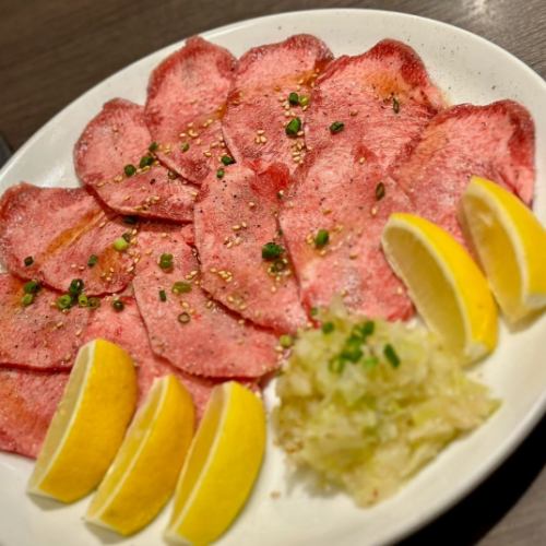 【お仕事帰りに、ご褒美焼肉ディナーはいかがですか？🍷】

新宿三丁目駅から徒歩1分の『焼肉酒家 李苑 新宿店』は、アクセス良好でお仕事帰りにも気軽にお立ち寄りいただける焼肉店です。
落ち着いたモダンな空間で、厳選された特選和牛をゆっくり堪能いただけます。 
個室も完備しており、周囲を気にせずゆったりと過ごせる空間は、同僚とのお食事にも最適です🥩
新宿でディナーをお探しの方は、ぜひ一度お立ち寄りください。 
心もお腹も満たされる時間をお届けいたします✨
How about a rewarding yakiniku dinner after work? Just a 1-min walk from Shinjuku Sanchome, enjoy premium wagyu in a modern, private setting—perfect for relaxing or dining with colleagues.

【おすすめメニュー紹介】

・当店の人気No.1は「国産牛カルビ」！特選牛ならではの旨みが楽しめます！ 
・A5ランクの宮崎牛や短角牛が味わえる「和牛コース」は、接待や特別な日にもおすすめ。 
・「2時間飲み放題」は、生ビールや生マッコリを含む全37種をご用意。

詳細やご予約は下の【予約】リンクから👇

🏮【焼肉酒家 李苑 新宿店】 
住所：東京都新宿区新宿５丁目１８−１６ shinjuju-five B1F
アクセス：東京メトロ「新宿三丁目駅」E1出口 徒歩1分 
営業時間： 
ランチ：月～土 11:30～14:00（L.O.13:45） 
ディナー：月～金 17:00～23:00（L.O.22:30） 
  土日祝 17:00～23:00（L.O.22:30） 
定休日：年末年始