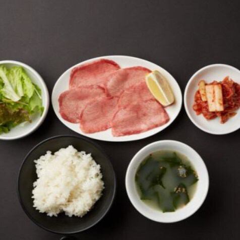 【낮부터 호화롭게! 신주쿠에서 즐기는 불고기 점심 🥩🍚】

"야키니쿠 주가 이엔 신주쿠 점"에서는 저희 가게 자랑의 특선 미야자키 소를 사용한 볼륨 만점의 불고기 점심을 제공하고 있습니다!
밥, 스프, 김치 뷔페, 샐러드가 달린 정식은 만족도도 우수합니다!
신주쿠 산쵸메 역에서 바로 좋은 입지이므로 평일의 일 사이의 점심에도 딱입니다 ✨
오후부터 활력 충전에 꼭 들러주세요!
Enjoy a hearty yakiniku lunch in Shinjuku at Yakiniku Shuka Lee-en Shinjuku! 🥩🍚
Premium Miyazaki beef, rice, soup & all-you-can-eat kimchi make for the perfect midday boost!

【추천 메뉴 소개】

・저희 가게의 인기 No.1은 “국산 소 갈비”! 특선 소 특유의 맛을 즐길 수 있습니다!
・A5 랭크의 미야자키 소나 단각 소를 맛볼 수 있는 「와규 코스」는, 접대나 특별한 날에도 추천.
・「2시간 음료 무제한」은 생맥주와 생 막걸리를 포함한 총 37종을 준비.

상세 및 예약은 아래의 [예약] 링크에서 👇

🏮【야키니쿠 주가 이원 신주쿠점】
주소 : 도쿄도 신주쿠구 신주쿠 5초메 18-16 shinjuju-five B1F
액세스 : 도쿄 메트로 「신주쿠 산쵸메 역」E1 출구 도보 1 분
영업시간:
점심:월~토 11:30~14:00(LO13:45)
저녁:월~금 17:00~23:00(LO22:30)
토, 일, 공휴일 17:00~23:00(LO22:30)
정기 휴일 : 연말 연시