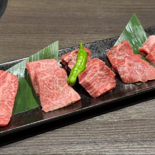 [下班后想犒劳自己一顿晚餐的话，可以试试烤肉酒屋里恩新宿店🍷]

烤肉坂屋里恩新宿店是一家距离新宿三丁目站步行仅 1 分钟的烤肉店，交通便利，方便您下班后光临。
在轻松的氛围中享用晚餐，品尝精选和牛，消除一天的疲劳。
推荐作为自己享用或与朋友一起用餐的佳肴。
Treat yourself to a rewarding dinner after work at Yakiniku sakaya Lee-en shinjuku, just a 1-minute walk from Shinjuku Sanchome Station. Enjoy premium wagyu in a relaxing atmosphere.

【推荐菜单】

・最受欢迎的是“国产牛肋排”！您可以品尝到精选牛肉的美味！
・推荐在招待客人或特殊场合享用A5等级宫崎牛和短角牛的“和牛套餐”。
- “2小时无限畅饮”计划提供生啤酒、生马格利酒等共计37种饮品。

欲了解更多详情及预订，请点击下方[预订]链接👇

🏮【烤肉Sakaya Rien新宿店】
地址：东京都新宿区新宿5-18-16新宿五地B1F
交通方式：东京地铁“新宿三丁目站”E1出口步行1分钟
营业时间：
午餐：周一至周六 11:30-14:00（最后点餐时间 13:45）
晚餐：周一至周五 17:00-23:00（LO 22:30）
周末及节假日 17:00~23:00 (最后点餐时间 22:30)
休息日：年末年初