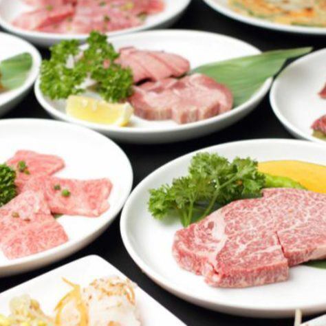 【在新宿举办宴会或吃烤肉的话，就来烤肉酒屋里苑新宿店吧，可以享用特选和牛和无限畅饮套餐🍻】

我们提供丰富多样的套餐和无限畅饮服务，非常适合团体聚会和宴会！
请您品尝A5等级的宫崎牛、鹿儿岛牛等精选的上等烤肉以及种类丰富的饮品。
如果您想在新宿享用烤肉晚餐或宴会，请来到烤肉酒屋里恩新宿店。
我们也接受预订📞
Enjoy premium A5 Miyazaki and Kagoshima beef with all-you-can-drink courses, perfect for groups in Shinjuku. Celebrate with a variety of drinks at Yakiniku sakaya Lee-en shinjuku. Reservations welcome!

【推荐菜单】

・最受欢迎的是“国产牛肋排”！您可以品尝到精选牛肉的美味！
・推荐在招待客人或特殊场合享用A5等级宫崎牛和短角牛的“和牛套餐”。
- “2小时无限畅饮”计划提供生啤酒、生马格利酒等共计37种饮品。

欲了解更多详情及预订，请点击下方[预订]链接👇

🏮【烤肉Sakaya Rien新宿店】
地址：东京都新宿区新宿5-18-16新宿五地B1F
交通方式：东京地铁“新宿三丁目站”E1出口步行1分钟
营业时间：
午餐：周一至周六 11:30-14:00（最后点餐时间 13:45）
晚餐：周一至周五 17:00-23:00（LO 22:30）
周末及节假日 17:00~23:00 (最后点餐时间 22:30)
休息日：年末年初