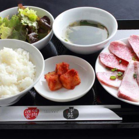 [在新宿吃平日午餐，來一份超值的烤肉套餐吧🍚✨]

烤肉坂屋里恩新宿店緊鄰新宿三丁目站，僅在工作日提供烤肉午餐！
這頓豐盛的餐點包括無限量供應的米飯、湯、沙拉和泡菜。
可以盡情享用特製的宮崎牛肋骨套餐、常客們非常喜愛的厚切高級牛舌套餐等高級烤肉。
這家餐廳成立於 1986 年，其廣受歡迎的蓋飯菜單以大量肉類為主，淋上店主親手製作的醬汁，這種做法已傳承了數代。
「今天想吃一頓美味的午餐...」快來享用我們的烤肉午餐吧，非常適合這樣的日子。
在距離新宿三丁目僅幾步之遙的 Yakiniku Shuka Lee-en Shinjuku 享用一頓令人滿意的工作日午餐。
Feast on premium beef with rice, soup, salad, and all-you-can-eat kimchi for great value!

【推薦菜單】

・最受歡迎的是「國產牛肋排」！您可以品嚐到精選牛肉的美味！
・推薦在招待客人或特殊場合享用A5等級宮崎牛和短角牛的「和牛套餐」。
- 「2小時無限暢飲」計畫提供生啤酒、生馬格利酒等共37種飲品。

欲了解更多詳情及預訂，請點擊下方[預訂]連結👇

🏮【烤肉Sakaya Rien新宿店】
地址：東京都新宿區新宿5-18-16新宿五地B1F
交通方式：東京地鐵「新宿三丁目站」E1出口步行1分鐘
營業時間：
午餐：週一至週六 11:30-14:00（最後點餐時間 13:45）
晚餐：週一至週五 17:00-23:00（LO 22:30）
週末及假日 17:00~23:00 (最後點餐時間 22:30)
休息日：年末年初