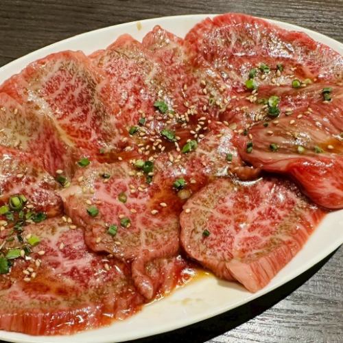 在夏夜享用奢華的烤肉晚餐！

在炎熱的天氣裡，何不在涼爽、輕鬆的氛圍中享用一些烤肉呢？
烤肉酒屋里恩新宿店提供各種菜單，包括 A5 級宮崎牛肉。
和冰啤酒很配🍺✨
非常適合下班後、與朋友聊天，甚至與特別的人的夏天約會。
歡迎來到新宿這個現代化又輕鬆的空間享用烤肉晚餐，讓您暫時忘卻日常生活的煩惱。
在新宿燒肉 Shuka Lee-en 享用優質宮崎牛肉，度過一個特別的夏夜🌙🥩
Cool off indoors with great food, cold beer, and a relaxing dinner in the heart of Shinjuku.

【推薦菜單】

・最受歡迎的是「國產牛肋排」！您可以品嚐到精選牛肉的美味！
・推薦在招待客人或特殊場合享用A5等級宮崎牛和短角牛的「和牛套餐」。
- 「2小時無限暢飲」計畫提供生啤酒、生馬格利酒等共37種飲品。

欲了解更多詳情及預訂，請點擊下方[預訂]連結👇

🏮【烤肉Sakaya Rien新宿店】
地址：東京都新宿區新宿5-18-16新宿五地B1F
交通方式：東京地鐵「新宿三丁目站」E1出口步行1分鐘
營業時間：
午餐：週一至週六 11:30-14:00（最後點餐時間 13:45）
晚餐：週一至週五 17:00-23:00（LO 22:30）
週末及假日 17:00~23:00 (最後點餐時間 22:30)
休息日：年末年初