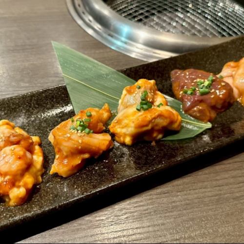 【交通便利，近車站！在新宿三丁目享用烤肉晚餐🥩】

烤肉酒屋里恩新宿店位置便利，距離新宿三丁目站步行僅需 1 分鐘！
這裡交通便利，是下班後聚會或約會的便利場所。
您可以在輕鬆的氛圍中享用包括精選A5等級宮崎牛肉在內的各種菜餚。
當您想在新宿享用烤肉晚餐或午餐來補充能量時，請來拜訪我們！
距離新宿三丁目站僅 1 分鐘路程，Yakiniku Shuka Lee-en Shinjuku 是享用晚餐或午餐的完美之選！ 🥩
Relax and enjoy top-grade Miyazaki beef in a stylish setting.

【推薦菜單】

・最受歡迎的是「國產牛肋排」！您可以品嚐到精選牛肉的美味！
・推薦在招待客人或特殊場合享用A5等級宮崎牛和短角牛的「和牛套餐」。
- 「2小時無限暢飲」計畫提供生啤酒、生馬格利酒等共37種飲品。

欲了解更多詳情及預訂，請點擊下方[預訂]連結👇

🏮【烤肉Sakaya Rien新宿店】
地址：東京都新宿區新宿5-18-16新宿五地B1F
交通方式：東京地鐵「新宿三丁目站」E1出口步行1分鐘
營業時間：
午餐：週一至週六 11:30-14:00（最後點餐時間 13:45）
晚餐：週一至週五 17:00-23:00（LO 22:30）
週末及假日 17:00~23:00 (最後點餐時間 22:30)
休息日：年末年初