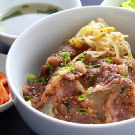 【焼肉で午後からも元気に！お仕事の合間にもおすすめ🌞】 

ランチタイムには、宮崎牛や鹿児島牛を使用した多彩な定食や丼メニューなどをご用意しています。 
ご飯・スープ・サラダ・キムチ食べ放題なので満足度も抜群！ 
新宿 焼肉 ランチを手軽に楽しめる『焼肉酒家 李苑 新宿店』で、午後への活力をチャージしてください✨ 
新宿エリアで好評のランチスポットです🍴
Recharge your afternoon at Yakiniku Shuka Lee-en Shinjuku with a satisfying lunch of premium wagyu. Enjoy rice, soup, salad, and all-you-can-eat kimchi!

【おすすめメニュー紹介】

・当店の人気No.1は「国産牛カルビ」！特選牛ならではの旨みが楽しめます！ 
・A5ランクの宮崎牛や短角牛が味わえる「和牛コース」は、接待や特別な日にもおすすめ。 
・「2時間飲み放題」は、生ビールや生マッコリを含む全37種をご用意。

詳細やご予約は下の【予約】リンクから👇

🏮【焼肉酒家 李苑 新宿店】 
住所：東京都新宿区新宿５丁目１８−１６ shinjuju-five B1F
アクセス：東京メトロ「新宿三丁目駅」E1出口 徒歩1分 
営業時間： 
ランチ：月～土 11:30～14:00（L.O.13:45） 
ディナー：月～金 17:00～23:00（L.O.22:30） 
  土日祝 17:00～23:00（L.O.22:30） 
定休日：年末年始