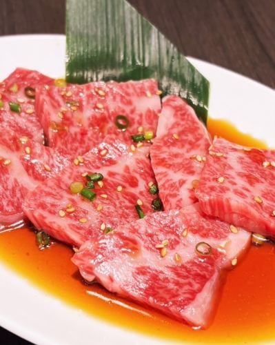 🥩 Liyuan's specialty: thick-cut premium short ribs 🥩

This is what you think of when you think of Yakiniku Sakaya Rien!
Our specialty, thick-cut top-quality kalbi, is served with a secret sauce.
1,480 yen.

The thick cut makes it possible to enjoy
Please enjoy the juiciness and satisfying texture of the meat.

⸻

⏰ Business Hours
Lunch 11:00-15:00 (weekdays only)
Dinner 17:00-23:00

📞 Please feel free to make reservations or inquiries.

#Yakiniku Sakaya Liyuan #Lieyuan #Specialty Kalbi #Thick-cut premium kalbi
#Shinjuku Yakiniku #Shinjuku Gourmet #Shinjuku Dinner #Shinjuku Lunch
#Yakiniku #Secret sauce #Established in 1986 #Omoni's taste
#TokyoGourmet #Tabestagram