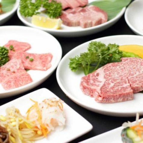 【新宿で残暑を癒す焼肉ディナー🥂】 

9月の残暑で疲れた体には、焼肉ディナーでスタミナチャージがおすすめ！ 
『焼肉酒家 李苑 新宿店』はA5ランクの宮崎牛や短角牛は全コースにもちろんのこと、特製肉寿司や神戸牛も楽しめる贅沢コースまで、多彩なコースをご用意しています。
隠れ家のような落ち着いた雰囲気の個室も完備しており、新宿での友人との集まりやデートにもおすすめです。
新宿三丁目駅から徒歩1分の好立地でアクセスも便利です。
残暑の疲れを癒す、美味しい焼肉と特別なひとときをお過ごしください🥩

Beat the late-summer heat in Shinjuku with premium yakiniku! 🥂 
At Yakiniku Shuka Lee-en Shinjuku, enjoy A5 Miyazaki beef, rare Tankaku beef, and more in private rooms near Shinjuku-sanchome. 🥩

【おすすめメニュー紹介】

・当店の人気No.1は「国産牛カルビ」！特選牛ならではの旨みが楽しめます！ 
・A5ランクの宮崎牛や短角牛が味わえる「和牛コース」は、接待や特別な日にもおすすめ。 
・「2時間飲み放題」は、生ビールや生マッコリを含む全37種をご用意。

詳細やご予約は下の【予約】リンクから👇

🏮【焼肉酒家 李苑 新宿店】 
住所：東京都新宿区新宿５丁目１８−１６ shinjuju-five B1F
アクセス：東京メトロ「新宿三丁目駅」E1出口 徒歩1分 
営業時間： 
ランチ：月～土 11:30～14:00（L.O.13:45） 
ディナー：月～金 17:00～23:00（L.O.22:30） 
  土日祝 17:00～23:00（L.O.22:30） 
定休日：年末年始