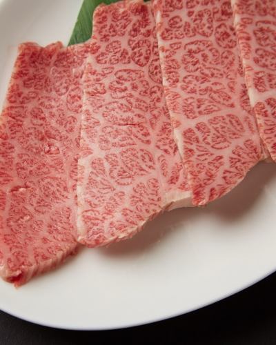 🐮 特上カルビで贅沢なひとときを 🐮

日々の自分へのご褒美に。
大切な人への感謝に。

彩り鮮やかな【特上カルビ】で、
心まで満たされるひとときをお過ごしください🥩✨

別格の旨み、香りと秘伝のタレの香ばしさが、
幸せな時間を演出します🤤🍽

💡 李苑は 席料・チャージ料なし！
お食事代だけで安心してお楽しみいただけます。

⏰ 営業時間
ランチ　11:00〜15:00（平日のみ）
ディナー 17:00〜23:00

📞 ご予約・お問い合わせはお気軽にどうぞ。

#焼肉酒家李苑 #李苑 #特上カルビ #贅沢なひととき #感謝ディナー
#新宿焼肉 #新宿グルメ #新宿ディナー #焼肉
#秘伝のタレ #昭和61年創業 #オモニの味 #東京グルメ
#食べスタグラム #焼肉好き #焼肉パワー