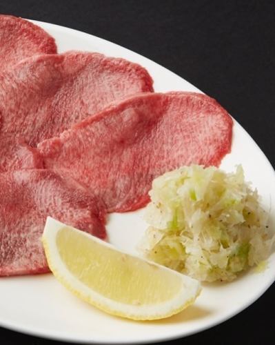 🐮 タン塩には味付けネギ！ 🐮

焼肉酒家 李苑の定番人気、【タン塩】🥩🍋
香ばしく焼き上げたタンに、
風味豊かな 味付けネギ をたっぷりのせてどうぞ🌿✨

ネギの香りとタンの旨みが相性抜群！
一口で笑顔が溢れてしまいます🤤🔥

本日も元気に営業中！
ぜひご賞味ください🍽

💡 李苑は 席料・チャージ料なし！
お食事代だけで安心してお楽しみいただけます。

⏰ 営業時間
ランチ　11:00〜15:00（平日のみ）
ディナー 17:00〜23:00

📞 ご予約・お問い合わせはお気軽にどうぞ。

#焼肉酒家李苑 #李苑 #タン塩 #味付けネギ #ネギタン塩
#上タン塩 #新宿焼肉 #新宿グルメ #新宿ディナー #焼肉
#昭和61年創業 #オモニの味 #東京グルメ #食べスタグラム
#焼肉好き #焼肉パワー