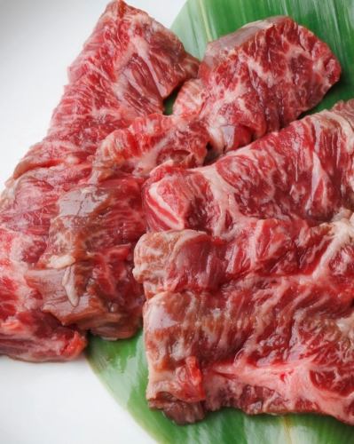 🐮 みんな大好きハラミ 🐮

焼肉酒家 李苑の人気メニュー【ハラミ】🥩
肉厚ジューシーで旨みたっぷり🤤
今日は塩でサッパリ が気分✨

噛むほどにあふれる肉汁と、
ほどよい塩気がたまらない一皿です🍋

連休中日の本日も元気に営業中！
お好みの焼き加減でお楽しみください🔥

💡 李苑は 席料・チャージ料なし！
お食事代だけで安心してお楽しみいただけます。

⏰ 営業時間
ランチ　11:00〜15:00（平日のみ）
ディナー 17:00〜23:00

📞 ご予約・お問い合わせはお気軽にどうぞ。

#焼肉酒家李苑 #李苑 #ハラミ #塩ハラミ #みんな大好きハラミ
#新宿焼肉 #新宿グルメ #新宿ディナー #焼肉
#秘伝のタレ #昭和61年創業 #オモニの味 #東京グルメ
#食べスタグラム #焼肉パワー
