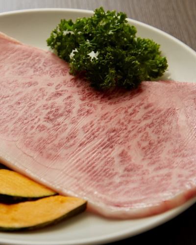🐮 李苑は休まず営業！ 🐮

世間は3連休ですが、焼肉酒家 李苑は元気に仕込み中です💪✨

本日のおすすめは【大判リブロース】🥩
とろけるような旨みと柔らかさが自慢の一枚。
秘伝のタレで香ばしく焼き上げれば、
口いっぱいに広がる贅沢な味わい🤤🍋
塩でサッパリも乙😎

お出かけ帰りやご家族でのお食事にもぜひ🍽
3連休の夜は李苑でお肉をどうぞ✨

💡 李苑は 席料・チャージ料なし！
お食事代だけで安心してお楽しみいただけます。

⏰ 営業時間
ランチ　11:00〜15:00（平日のみ）
ディナー 17:00〜23:00

📞 ご予約・お問い合わせはお気軽にどうぞ。

#焼肉酒家李苑 #李苑 #休まず営業 #3連休
#大判リブロース #リブロース #とろける旨み
#秘伝のタレ #新宿焼肉 #新宿グルメ #新宿ディナー
#焼肉 #昭和61年創業 #オモニの味 #東京グルメ #食べスタグラム