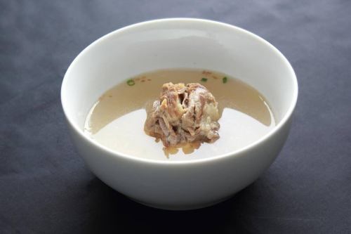 🐮 濃鬱和牛尾湯 🐮

烤肉酒屋 Rien 的[牛尾湯]
和牛尾精心慢燉
濃鬱鮮美的湯🥣✨

經長時間慢燉而成
這碗漂亮的白色湯光看就讓人垂涎欲滴。
這是一款口感濃鬱又清爽的熱門飲品。

和 -
烤魚尾這種稀有食材也很受歡迎！
尾巴的嚼勁和濃鬱的風味會讓你上癮🔥
建議加鹽！

可以做湯或烤著吃。
請盡情享受和牛尾的美味🍽

💡 梨園不設座位費或入場費！
您可以安心享用餐點，只需支付餐點。

⏰營業時間
午餐 11:00-15:00（僅限工作日）
晚餐 17:00-23:00

📞 歡迎隨時預約或詢問。

#燒肉酒屋梨園#梨園#和牛牛尾#尾湯
#潔白亮麗 #濃鬱鮮美 #烤魚尾 #鮮嫩切塊
#1986年創業 #Omoni的味道 #東京美食 #Tastestagram #烤肉愛好者
#新宿烤肉 #新宿三丁目烤肉 #東新宿烤肉
#新宿三丁目美食 #東新宿美食 #新宿美食 #新宿晚餐