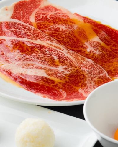 🐮 3秒腰肉壽喜燒🥩✨
日本頂級與牛-鹿兒島黑毛牛肉的肩胛裡肌肉
切成超大塊,口感奢華。
關鍵是要快速烤熟 🔥
肉烹調得恰到好處,脂肪融化,味道鮮美。
最後淋上蛋黃飯-🍳🍚
入口即化的質地和醇厚濃鬱的口感
請盡情享用「烤肉店的壽喜燒」吧🤤✨
💡 梨園不設座位費或入場費!
您可以安心享用餐點,只需支付餐點。
⏰營業時間
午餐 11:00-15:00(僅限工作日)
晚餐 17:00-23:00
📞 歡迎隨時預約或詢問。
#烤肉酒屋連恩 #Lieen #三秒腰肉 #壽喜燒 #鹿兒島黑牛肉 #和牛
#肩腰肉#蛋黃飯#烤肉壽喜燒#新宿燒肉#新宿美食
#新宿晚餐 #烤肉 #1986年成立 #Omoni's Taste #東京美食
#Tabestagram #YakinikuLover #YakinikuPower #ShinjukuSanchomeYakiniku
#東新宿烤肉 #新宿三丁目美食 #東新宿美食 #新宿美食