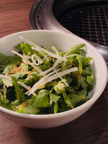 🐮 限时特惠！菊花绿叶菜 🐮

清新的香气令人无法抗拒🌿✨
每一口都带来清爽的口感。

这是限时供应的菜品，请一定要尝尝。

💡 李源不收取座位费或入场费！
您可以安心享用美食，只需支付食物费用即可。

⏰ 营业时间
午餐时间：上午 11:00 至下午 3:00（仅限工作日）
晚餐 17:00 - 23:00

#烤肉集香里恩 #新宿烤肉 #新宿三丁目烤肉 #东新宿烤肉 #新宿美食