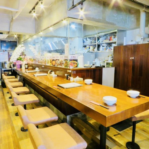 【7月11日NEWOPEN！】オープンして間もない綺麗な店内♪100種類以上の豊富なメニュー、人気の点心、本格的な旨辛四川料理も揃えた中華居酒屋です！