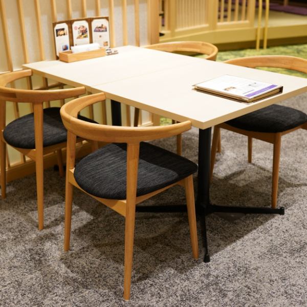 少人数の利用には、落ち着いたテーブル席がおすすめ◎足を伸ばして快適に過ごせる設備と、温かい雰囲気でリラックスできます★カップルや友人同士で健康志向の食事を囲むなら最適なロケーション♪和の趣と清潔感を大切に保ち、過ごしやすい空間づくりにこだわっています!心安らぐリラクゼーションと会話を楽しむ時間を☆