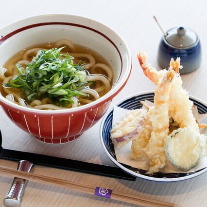 サクッと揚げた海老天ぷらうどん