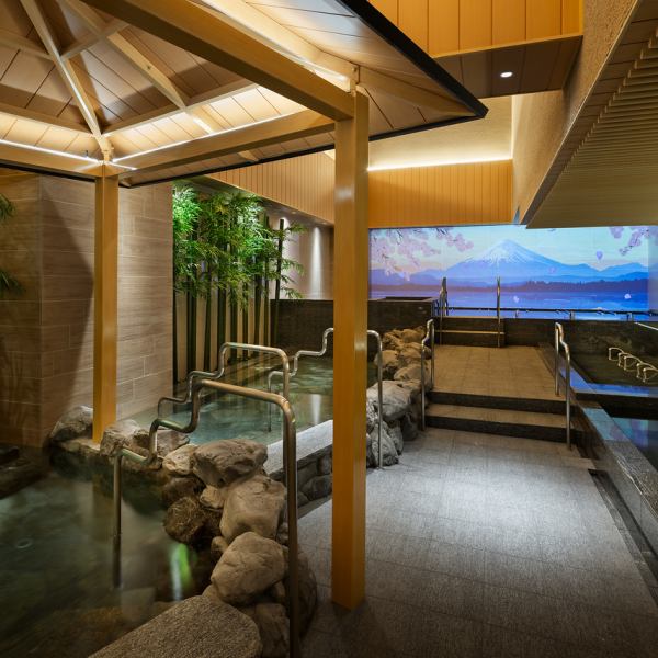 落ち着いた色合いでまとめられた空間は、和の雰囲気とゆとりを併せ持ち、宴会にも親しみやすさがあります★宴会では、ヘルシーな料理と共にリラクゼーションも愉しめる特別な時間を演出!入館料込みの利用で、施設サービスとセットで楽しめるのも魅力です◎団体利用時に心地よい環境が整っています♪