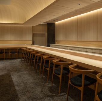 落ち着いた和の趣がありながらも、ライブキッチンがもたらす程よい緊張感と華やかさが同居しています。 カウンター席は大切な方との記念日や、ゆっくりと自分へのご褒美を味わいたい夜に最適。 都会の喧騒を忘れ、五感を研ぎ澄ませて食と向き合う、優雅なひとときをお楽しみください。