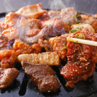 【 ２時間食べ飲み放題 】☆★焼肉＆居酒屋メニュー３００種類★☆金,土,祝前日も追加料金なし!!