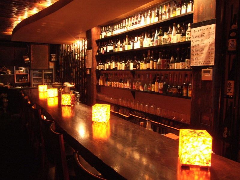 ≪お一人様・サク飲みも大歓迎♪≫暖色の間接照明の落ち着いた雰囲気。落とした照明の中でテーブルライトが灯るカウンターは桜一枚板で高級感も。お一人様でリラックスしてお酒をお愉しみ頂くのももちろん、デートにも好評です。