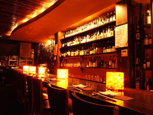 由一整块樱桃木制成的吧台座椅