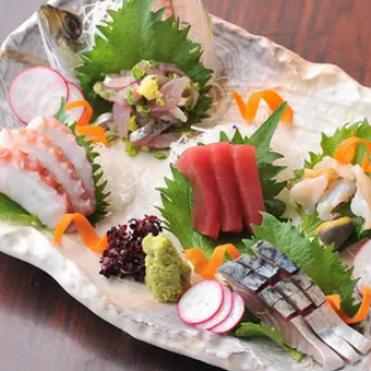 【我们最受欢迎的7道菜套餐，价格7000日元】豪华套餐，包含特制刺身拼盘和无限畅饮。