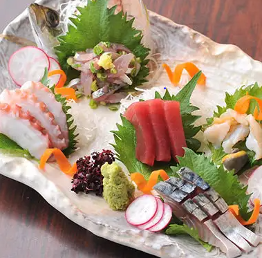 【当店一番人気コース7品7000円】こだわりの刺し盛りが入った飲み放題付きの贅沢コース