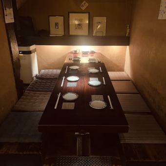 周りの目を気にすることなく食事やお酒が楽しめる半個室のテーブル席です。8～9名様用の広々したテーブルです。
