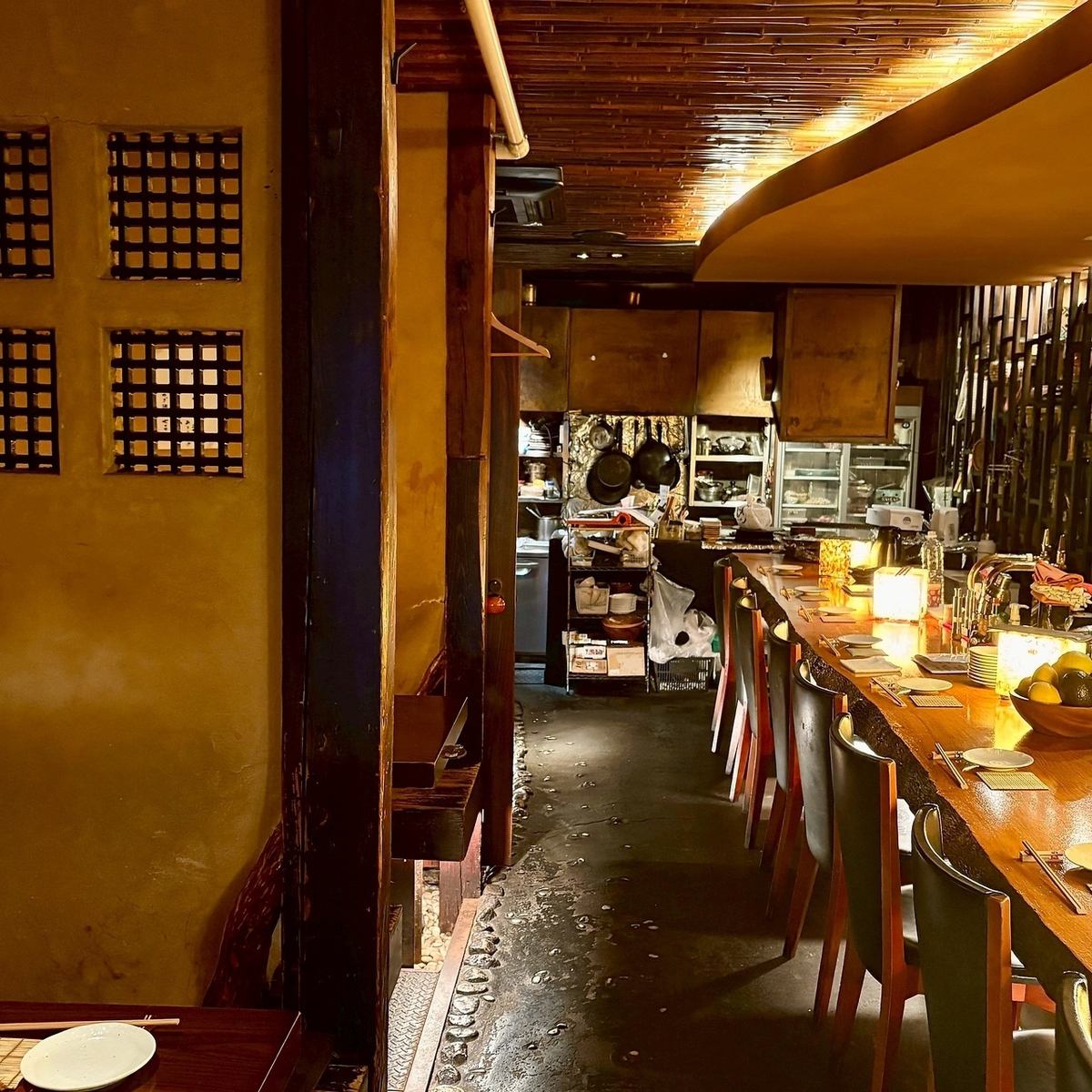 一枚板のカウンターと半個室テーブルが自慢。新橋の隠れ家でこだわり料理とお酒を堪能