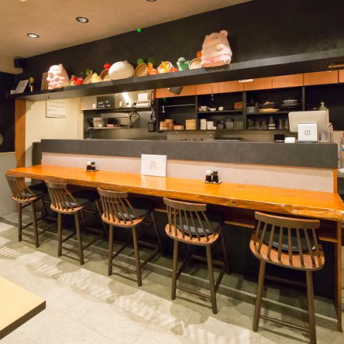 <p>木目調の温かみのあるデザインが印象的なカウンター席は5席あり、お一人様でも気兼ねなく立ち寄れる雰囲気が魅力です。目の前で調理の様子を眺めながら、ゆったりとしたひとときをお過ごしいただけます。仕事帰りの一杯や、大切な人とのデートなど、様々なシーンでご利用いただける特等席です◎</p>