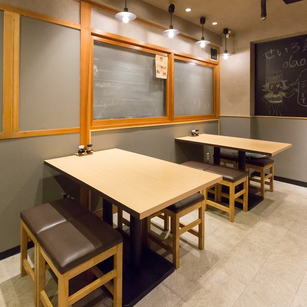 4名様掛けのテーブル席は2卓あり、グループご利用に最適！ゆとりある配置で落ち着いてお食事ができる空間です。友人同士の飲み会など、会話を楽しみながらゆっくりと過ごしたい場面に◎木の温もりが感じられる内装は、リラックスした時間を演出。美味しいせいろ蒸し料理を囲みながら、楽しいひとときをお過ごしください♪