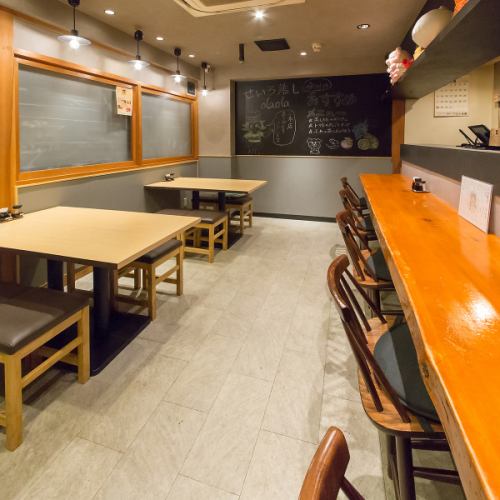 <p>店内は木の質感を活かした内装で統一され、都会の喧騒を忘れるような落ち着いた空間が広がっています。柔らかな照明が居心地の良さを引き立て、大人の隠れ家のような雰囲気を演出。深夜まで営業している為、遅い時間のディナーや2軒目使いにも最適です。ゆったりと流れる時間の中で、心安らぐひとときをお楽しみください。</p>